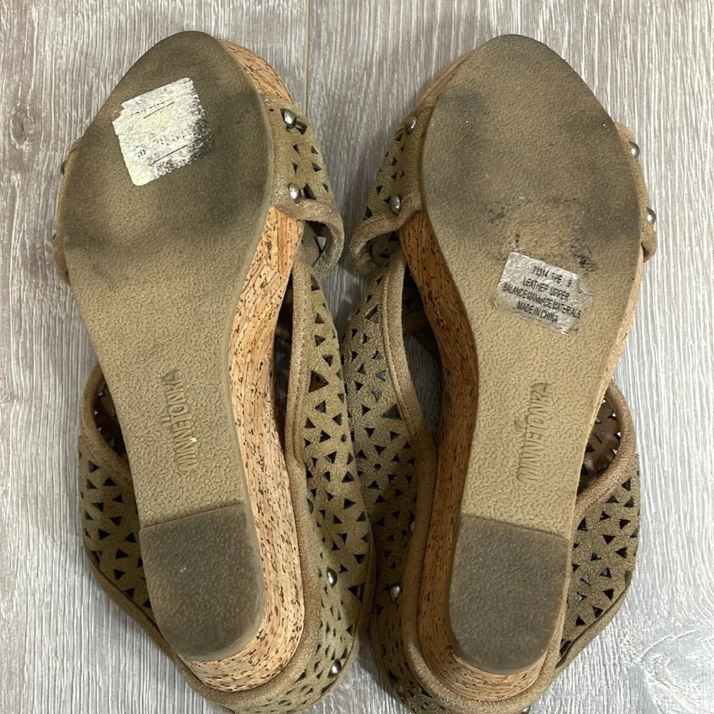 Minnetonka Lainey Laser Cut Suede Leather Cork Wedge Sandal Tan 9